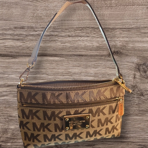 Michael Kors Brown Monogram Clutch✨️LIVE SHOW SHOWING✨BUYER VIEWED✨ - Picture 1 of 1